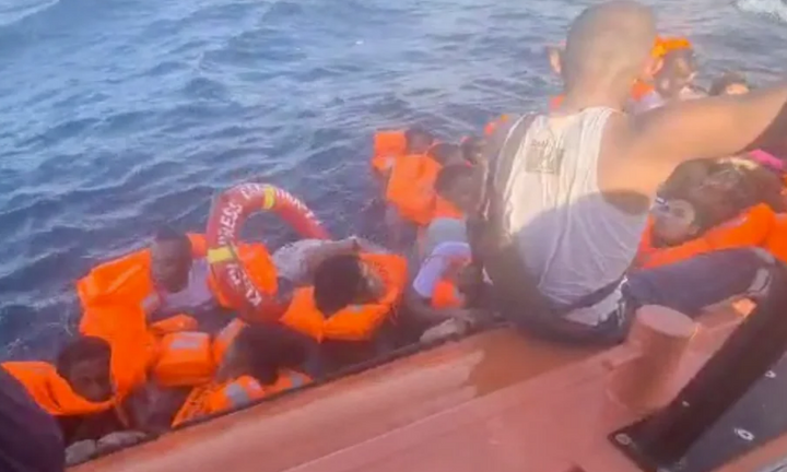 Tàu du lịch chở 240 người của Indonesia bốc cháy, 14 người thiệt mạng