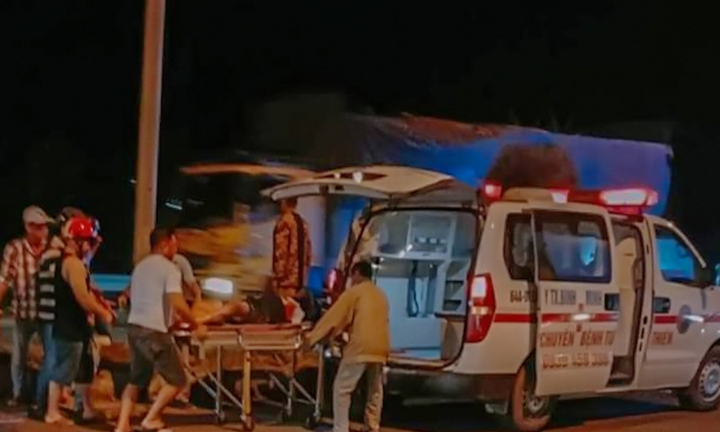 Xe máy va vào dải phân cách, thiếu nữ 15 tuổi tử vong