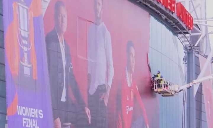 MU gỡ bỏ poster của Ronaldo khỏi Old Trafford