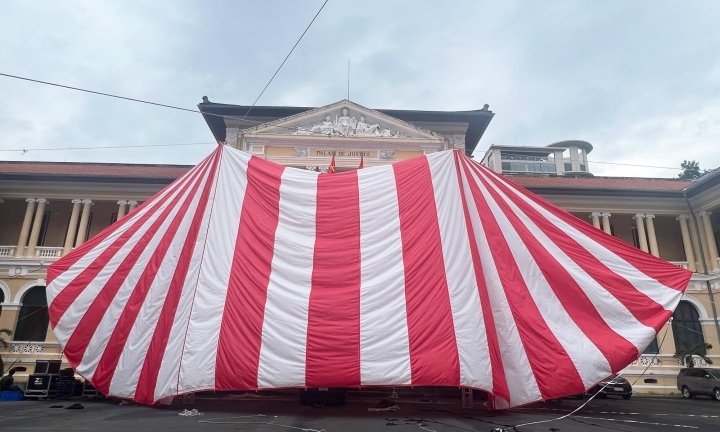 TP.HCM: Toà án dựng rạp, lắp màn hình LED trước phiên xét xử vụ dì ghẻ bạo hành bé 8 tuổi tử vong