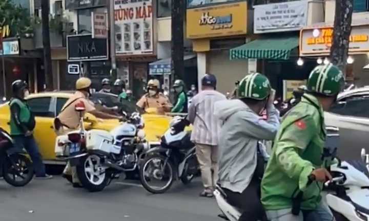 TP.HCM: Xác minh video ô tô bỏ chạy sau khi tông ngã xe CSGT