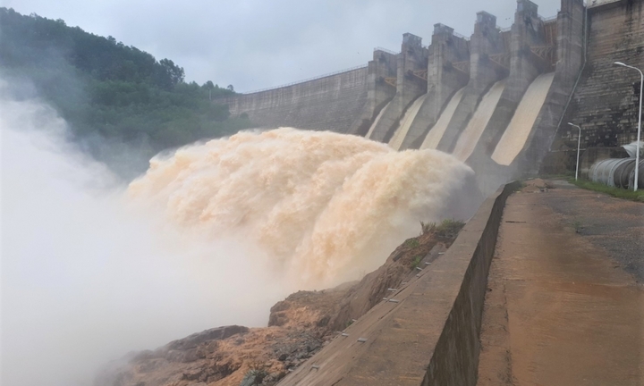 Huế: Thủy điện lớn nhất tỉnh xả lũ, cảnh báo lũ giữa mùa đông