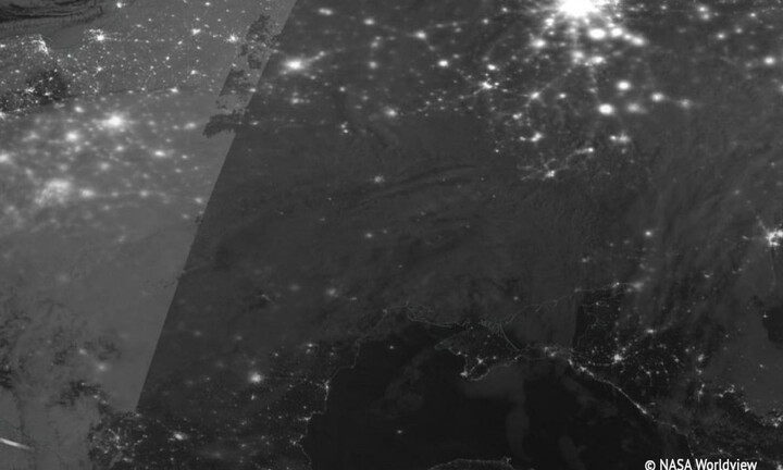 Ảnh vệ tinh chụp khoảnh khắc Ukraine chìm trong bóng tối vì mất điện