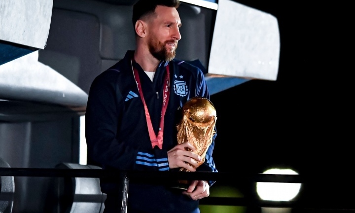 Argentina trả lại cúp vàng World Cup, chỉ mang bản sao về nước