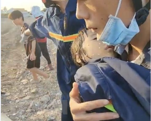 Cứu một bé gái 5 tuổi bị ngã xuống hố cọc ép bê tông sâu 15m ở Đồng Nai