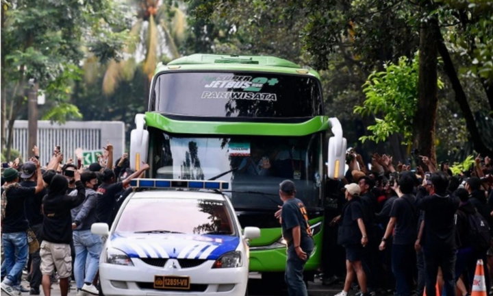 Liên đoàn bóng đá Indonesia xin lỗi vụ cổ động viên tấn công xe chở đội tuyển Thái Lan