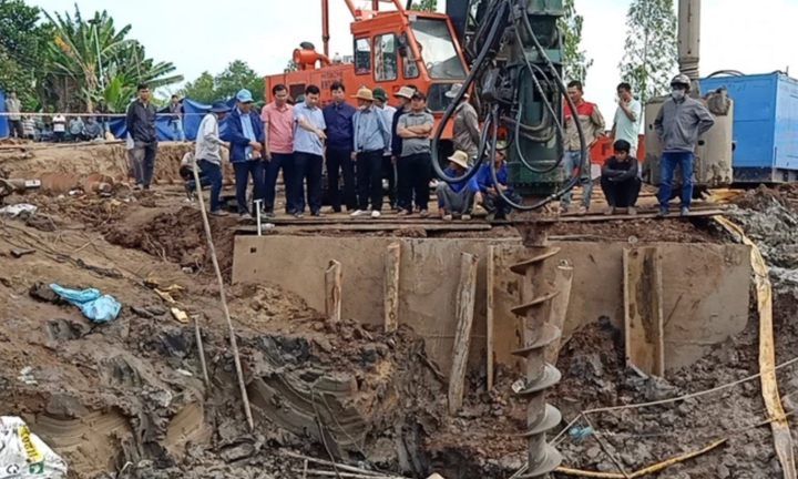 Đồng Tháp: Chuyên gia chốt phương án đưa ống trụ bê tông lên mặt đất