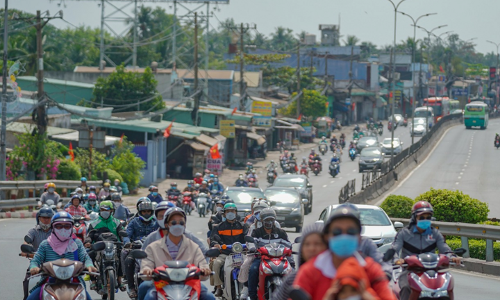 Người dân miền Tây trở lại Tp.HCM sớm để đi làm