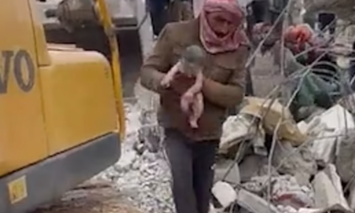 Người phụ nữ sinh con ngay giữa đống đổ nát trận động đất Thổ Nhĩ Kỳ - Syria