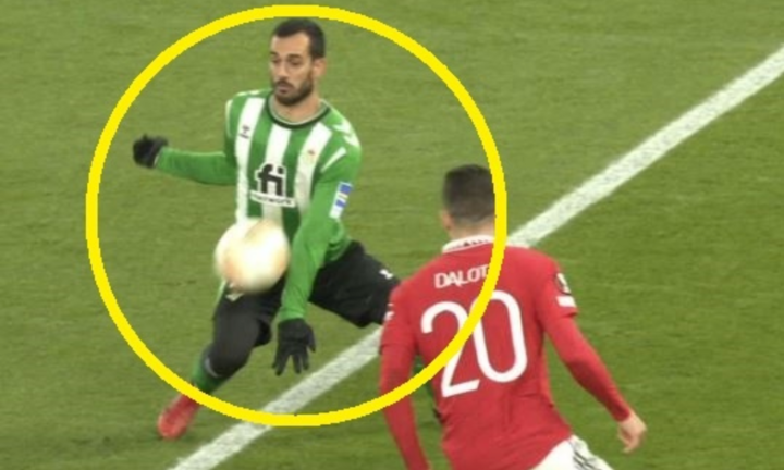 Tình huống gây tranh cãi trong trận thắng của MU tại Europa League