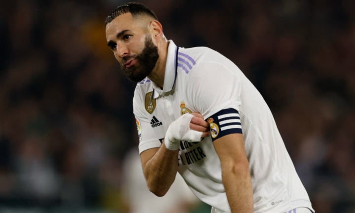 Benzema gay gắt chỉ trích HLV Deschamp