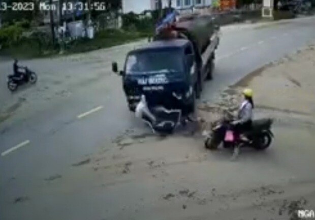 Xe tải tông xe đạp điện, 2 học sinh thương vong