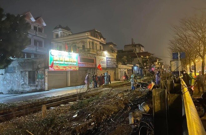 Sang đường không quan sát, xe máy bị tàu hoả hất văng 10m