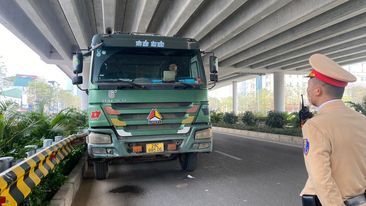 Hà Nội: Loạt xe tải ngang nhiên lưu thông vào giờ cấm