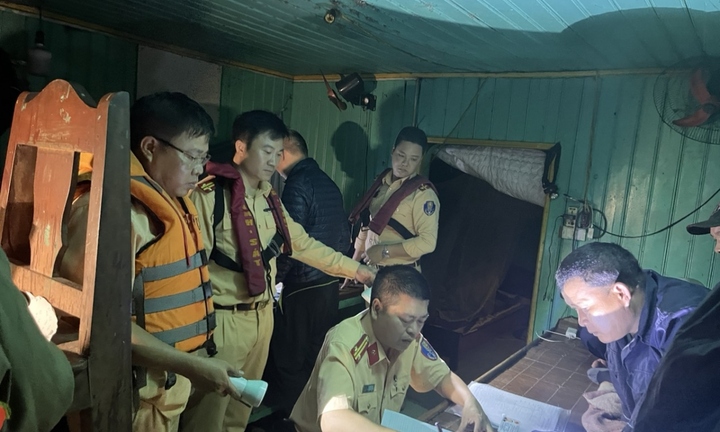 CSGT bắt giữ tàu hút cát trái phép trên sông Hồng