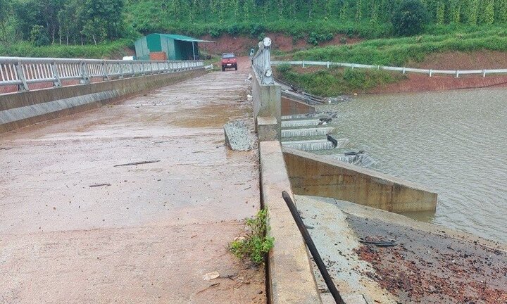Hồ chứa nước gần 138 tỷ mới hoàn thành ở Đắk Nông có thêm nhiều vết nứt, nguy cơ vỡ hồ rất cao