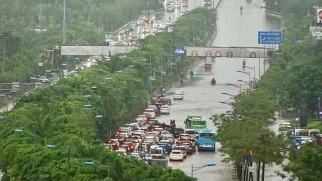 Nhiều tuyến đường ở Hà Nội ngập sâu sau cơn mưa xối xả