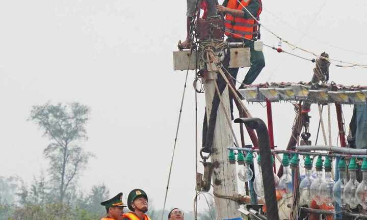 An tâm vươn khơi cùng cờ Tổ quốc và “móc khoá đường dây nóng”