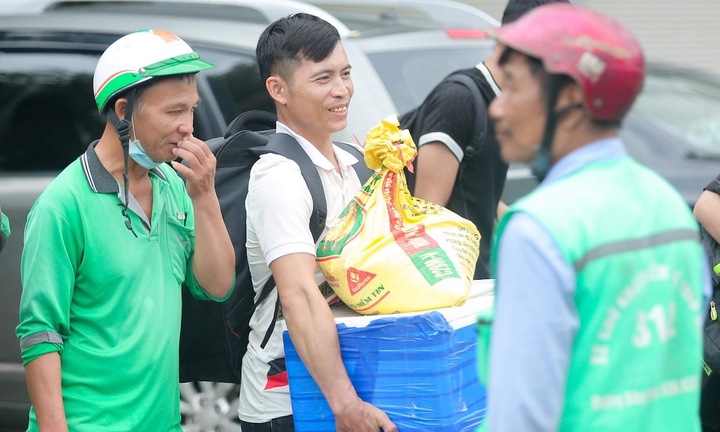 Người dân vác đồ lình kỉnh, ùn ùn đổ về Hà Nội sau kỳ nghỉ lễ