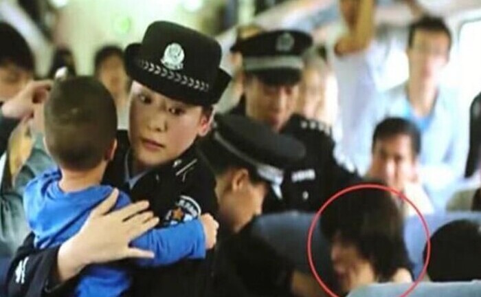 Thấy đứa bé nằm im 