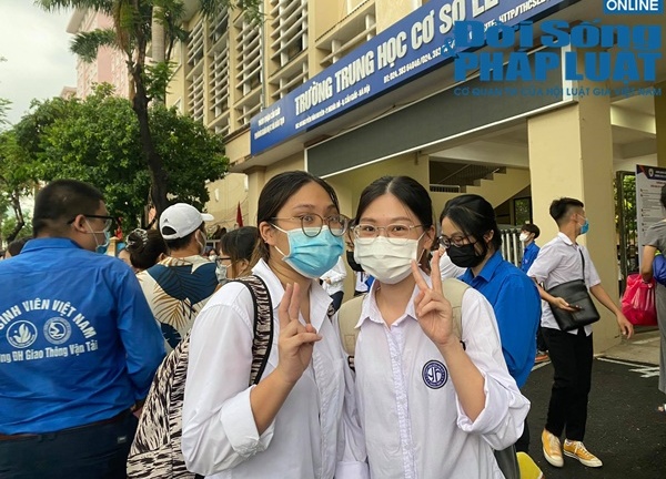 Thí sinh rạng rỡ kết thúc kỳ thi tốt nghiệp THPT 2021 đợt 1