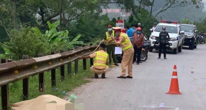 Tin tức tai nạn giao thông ngày 1/9/2021: 2 thanh niên thương vong vì đâm vào hộ lan đường