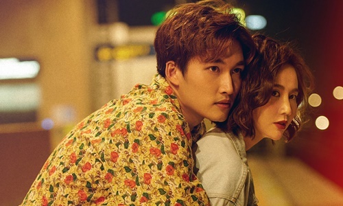 Phan Minh Huyền và Đình Tú gây sốt với hình ảnh lãng mạn theo phong cách Hong Kong thập niên 90