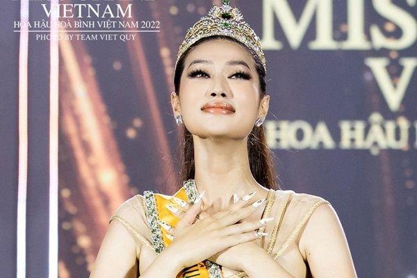 Đoàn Thiên Ân đăng quang Hoa hậu Hoa bình Việt Nam 2022