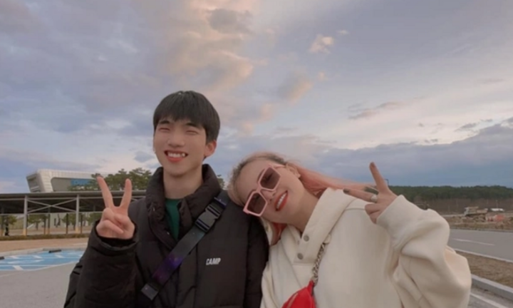 Cô Xuyến 'Về nhà đi con' tay trong tay với trai trẻ tại Hàn Quốc