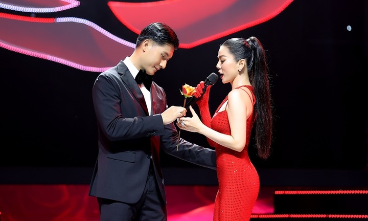 Lâm Bảo Châu lần đầu công khai xuất hiện, bày tỏ tình cảm với Lệ Quyên trên sân khấu