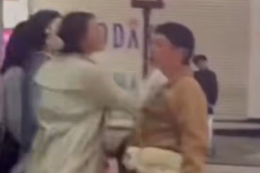 Vợ tát chồng liên tiếp giữa phố, người sau đó lên tiếng xin lỗi khiến dân mạng bất ngờ