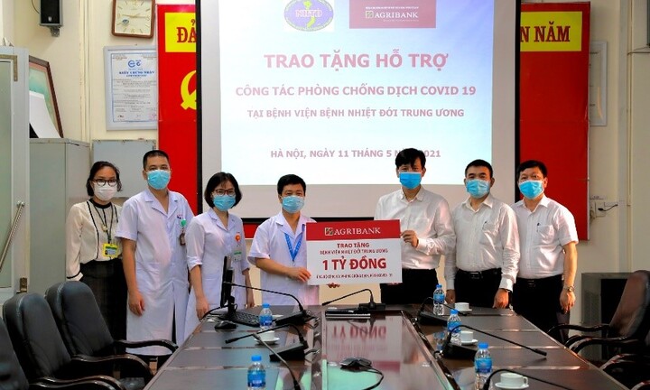 Agribank ủng hộ 1 tỷ đồng cho Bệnh viện bệnh nhiệt đới Trung ương phòng chống Covid-19