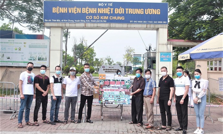 Quỹ phát triển Hoa lan Việt Nam trao trang thiết bị trị giá 1,2 tỷ đồng cho BV Nhiệt đới Trung ương II