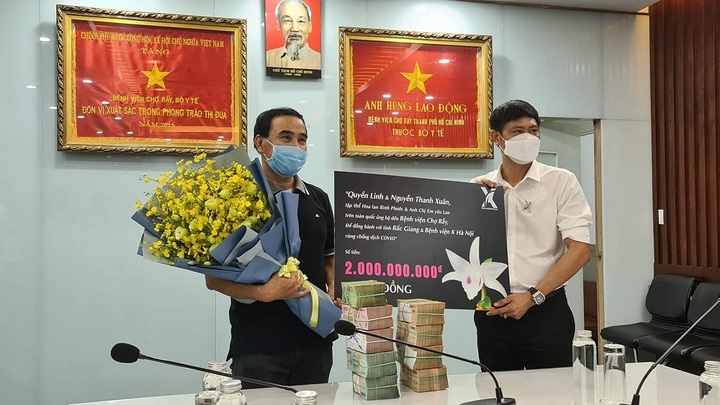 Nghệ sĩ Quyền Linh và nghệ nhân hoa lan Nguyễn Thanh Xuân trao 2 tỷ đồng cho công tác phòng chống dịch