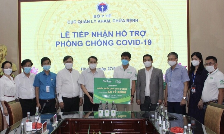 Nutifood và Ông Bầu trao tặng các sản phẩm dinh dưỡng trị giá 2,6 tỷ đồng cho y bác sĩ tuyến đầu và bệnh nhân mắc Covid-19