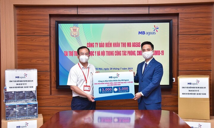 MB Ageas Life ủng hộ 3.000 bộ đồ bảo hộ y tế, 5.000 khẩu trang 3M cho đội ngũ y tế tuyến đầu chống dịch Covid-19