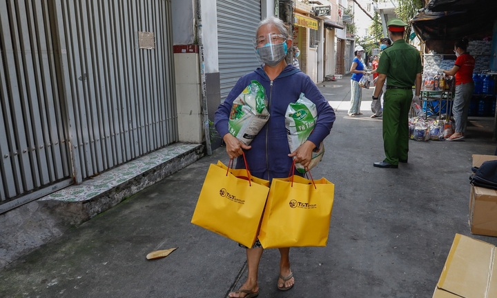 T&T Group tặng 100.000 suất quà tổng giá trị 30 tỷ đồng cho người dân TP.HCM gặp khó khăn do Covid-19