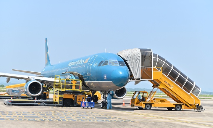 Sân bay Vân Đồn đón 345 khách có “Hộ chiếu vắc xin” về từ Mỹ