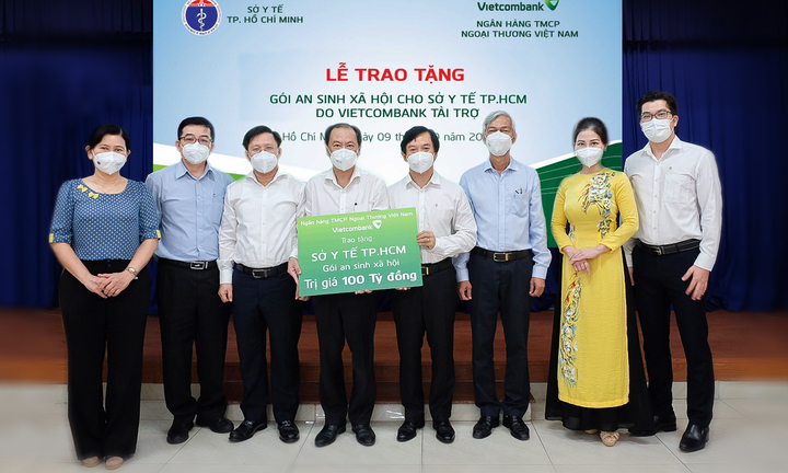 Vietcombank trao tặng gói an sinh xã hội 100 tỷ đồng cho Sở Y tế thành phố Hồ Chí Minh