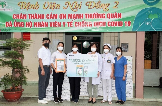 Vinamilk trao tặng 50.000 sản phẩm Vinamilk ColosGold cho con em cán bộ y bác sĩ tuyến đầu