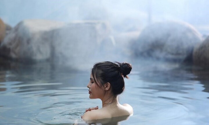 Tắm khoáng nóng thường xuyên, bác sĩ nói gì?