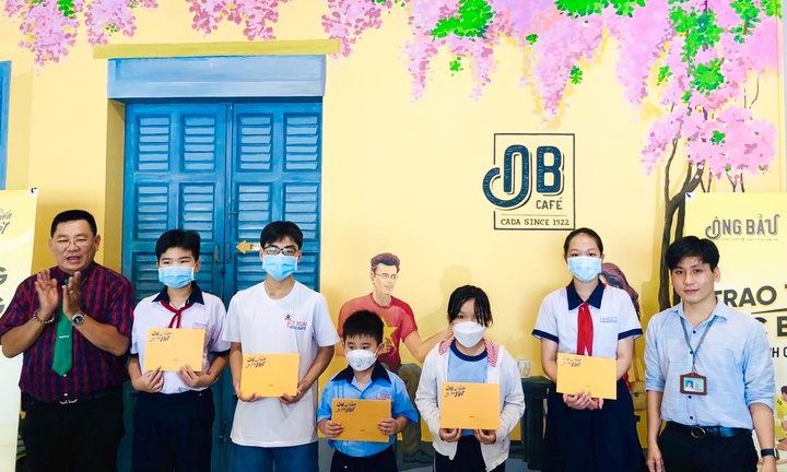 Quỹ phát triển tài năng Việt của Ông Bầu trao học bổng cho học sinh giỏi vượt khó trên địa bàn TP.HCM