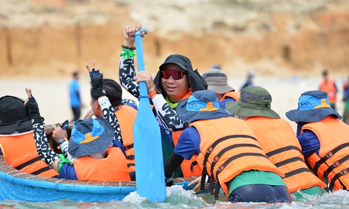 150 nhân viên VPBank băng rừng, vượt sa mạc đi… “săn mặt trời”