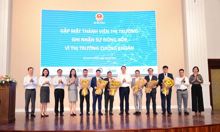 Thứ trưởng Nguyễn Đức Chi gặp gỡ thân mật với các thành viên tiếp bước “giải cứu Hose”