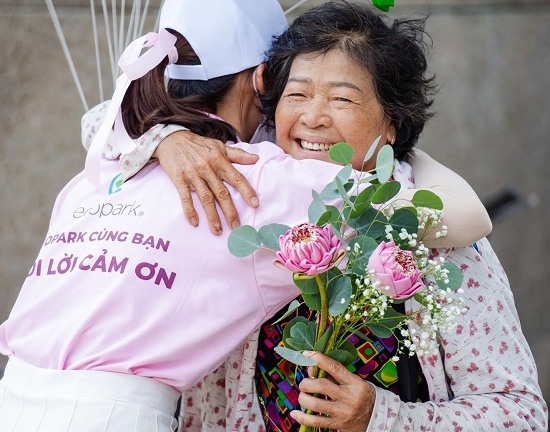 Mùa Vu Lan: Ecopark mang hàng nghìn bông hoa trao tặng cho những người đặc biệt