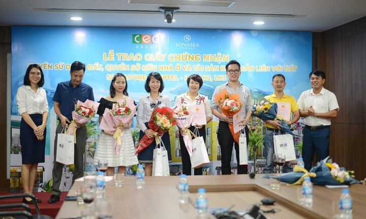 Tập đoàn CEO trao giấy chứng nhận quyền sở hữu, sử dụngnhà ở cho khách hàng dự án Singapore Shoptel LK1-2-3