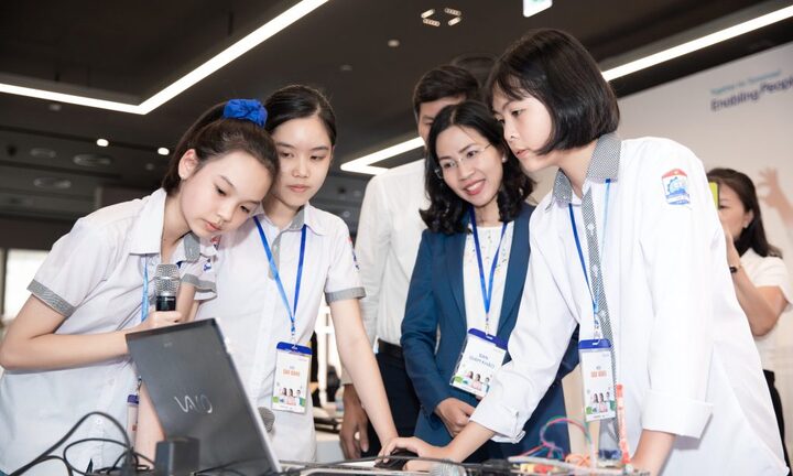 Top 40 Solve for Tomorrow 2022 tiếp tục phát triển sản phẩm