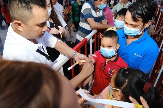 Đêm hội Trăng Rằm ở Thị trấn Địa Trung Hải thu hút 10.000 người tham dự