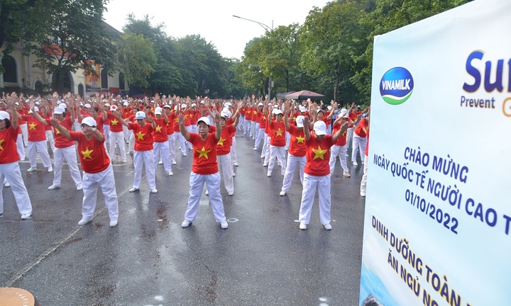 Vinamilk đồng hành cùng hàng ngàn người cao tuổi đồng diễn thể dục dưỡng sinh tại Hà Nội