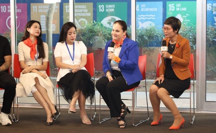 Người nổi tiếng chung tay tô cam thế giới, xóa bỏ bạo lực với phụ nữ và trẻ em